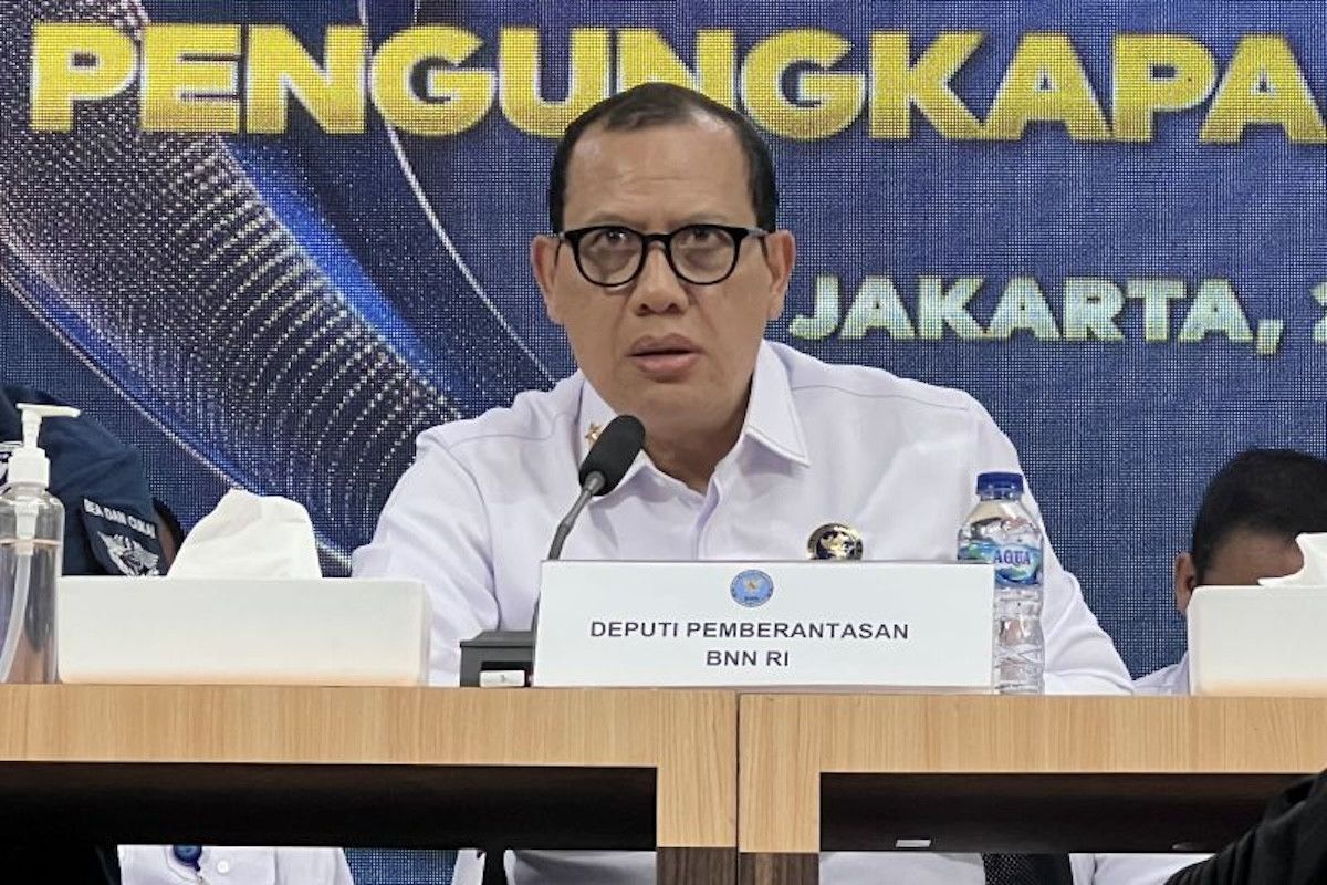 deputi-pemberantasan-bnn-ri-irjen-pol-i-wayan-sugiri-memberi-xk1q