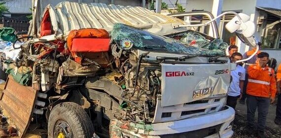 truk-trailer-ringsek-tertabrak-ka-harina-di-perlintasan-kaligawe-semarang-kamis-852025-pagi-1746667239105_43