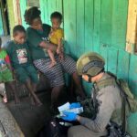 Sentuhan Kemanusiaan Brimob di Sinak, Warga Terluka Dapat Perawatan Medis