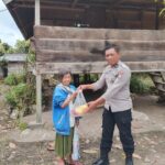 Tembus Desa Terisolir Rampi, Bhabinkamtibmas Polres Lutra Sisihkan Gaji untuk Beli Sembako Warga