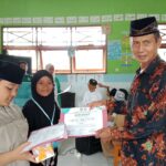 Tutup Pelatihan Muballigh(ah), Pimpinan DDI Masamba Serahkan Piagam Penghargaan bagi Peserta Terbaik