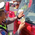 “150 Brosur dan 100 Stiker Dibagikan, Satlantas Polres Luwu Utara Gaungkan Budaya Tertib Lalu Lintas”