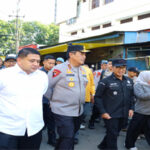 Kapolda Sulsel Bersama Gubernur Tinjau Harga Bahan Pokok di Pasar Terong Makassar