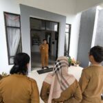 Hujan Tak Menyurutkan Semangat: Apel Pagi Tetap Berlangsung Khidmat di Teras Kantor Camat