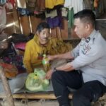 Bhabinkamtibmas Sambangi Warga Prasejahtera di Gubuk, Wujud Nyata Kepedulian Polri