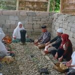 Mantan Bupati Luwu Timur Bersama Keluarga Berziarah ke Kompleks Makam Datuk Pattimang