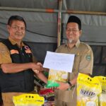 Kaban Kesbangpol Luwu Utara Serahkan Bantuan&nbsp; Beras untuk Korban Banjir