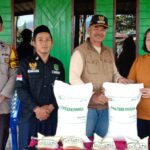 Ribuan Warga Kecamatan Seko Dapat Bantuan Beras dan Minyak Dari Program Ketahanan Pangan Nasional