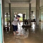 Kapolsek Baebunta Bersama Warga Bersihkan Masjid Terdampak Banjir, Wujud Kepedulian Polri di Tengah Musibah