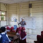 Sambut Hari Bhayangkara ke-80, Bhabinkamtibmas Polsek Masamba Jadi Guru Dadakan di Pedalaman Rampi Wujudkan Polri Untuk Masyarakat