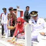 Bupati Luwu Utara Ziarah ke Taman Makam Pahlawan Masamba