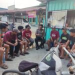 Turun Langsung ke Area Pasar Kapidi, Kapolsek Mappedeceng Beri Wejangan dan Info Kerja bagi Pemuda